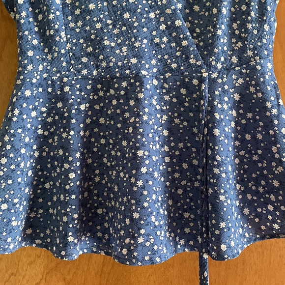Blue flower print sleeveless blouse - Picture 3 of 4